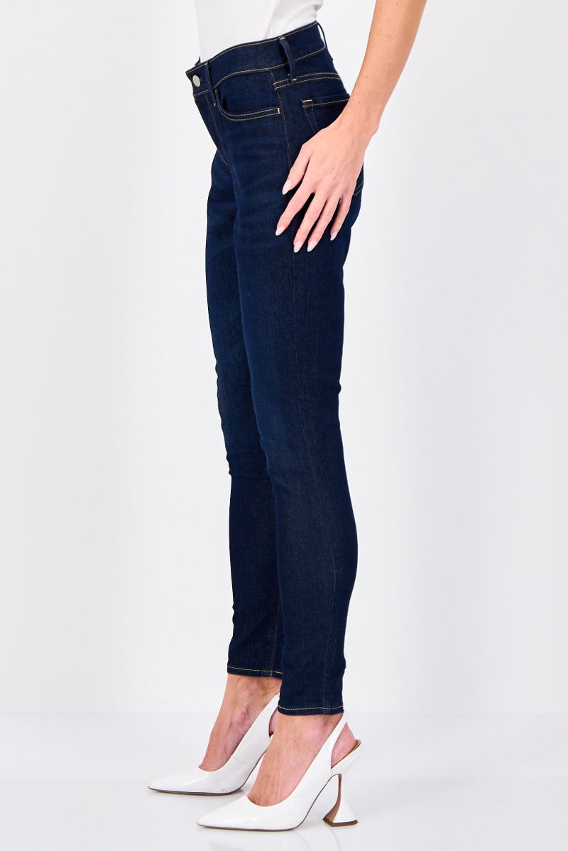 Levi's جينز نسائي ضيق جداً بخصر متوسط قابل للتمدد، أزرق داكن - Image 2